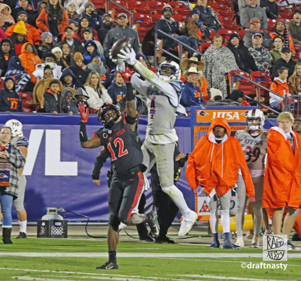 UTSA WR Zakhari Franklin attempts to make leaping catch 2021 Tropical Smoothie Cafe Frisco Bowl